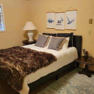 - une chambre avec un grand lit et une fausse couverture en fourrure dans l'établissement Wanderers Way 106, à Ketchum