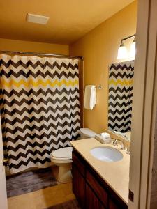 La salle de bains est pourvue d'un lavabo, de toilettes et d'un rideau de douche. dans l'établissement Wanderers Way 106, à Ketchum 11 autres photos