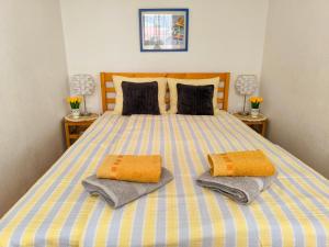 A bed or beds in a room at Atlantis apartman