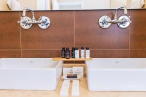 A bathroom at Athena hotel