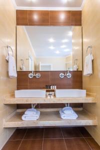 A bathroom at Athena hotel