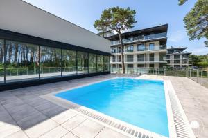 an empty swimming pool in front of a building at Baltic Lux Pogorzelica II in Pogorzelica