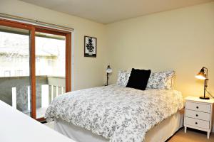Postel nebo postele na pokoji v ubytování Andora Villa Condo 109