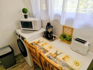 A kitchen or kitchenette at Atlantis apartman