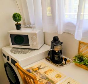 A kitchen or kitchenette at Atlantis apartman