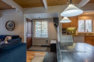 Una cocina y una sala de estar con un sofá azul. en Creekside Condo 1335, en Sun Valley