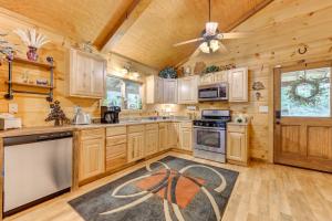Η κουζίνα ή μικρή κουζίνα στο Secluded Cosby Cabin with Wraparound Deck