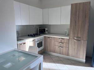 Η κουζίνα ή μικρή κουζίνα στο APPARTAMENTO CON PISCINA