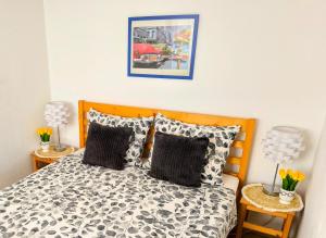 A bed or beds in a room at Atlantis apartman