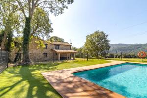 Bazén v ubytovaní Mas Aimà Casa rural en la Garrotxa alebo v jeho blízkosti