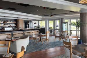 Ο χώρος του lounge ή του μπαρ στο Lodge 5 - Pinnacle Point Estate