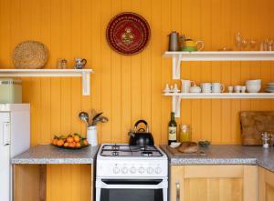 eine Küche mit einem Herd und einer Obstschale in der Unterkunft South Shore Cottage in Acharacle + 3 Fotos