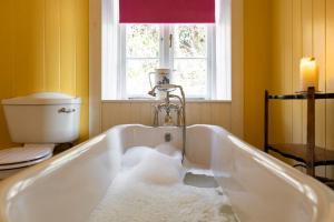 eine mit Schnee gefüllte Badewanne in einem Badezimmer in der Unterkunft South Shore Cottage in Acharacle