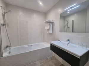 Koupelna v ubytování Hôtel AMBEILLE