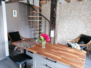 a table with a vase with a flower on it at Maison ancienne in Azay-le-Ferron +1 photo