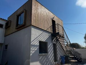 Το κτήριο όπου στεγάζεται  το διαμέρισμα