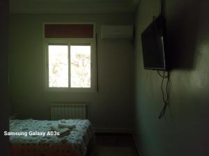 Gîte Forest Tagroumte的电视和/或娱乐中心