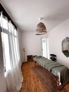 ein weißes Zimmer mit einem Bett und einem großen Fenster in der Unterkunft Luxury house 8pp near subway and Lille center in Marcq-en-Baroeul