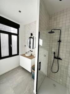 ein Badezimmer mit Dusche und Waschbecken in der Unterkunft Luxury house 8pp near subway and Lille center in Marcq-en-Baroeul + 16 Fotos