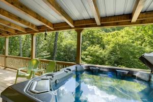 Πισίνα στο ή κοντά στο Hideaway Cabin at Buckeye Creek
