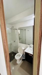 a bathroom with a toilet and a sink at Acogedor apartamento in Melgar