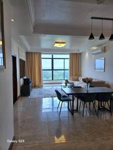 un soggiorno con un tavolo e un divano di lovely 2 bed, 2.5 bath condo a Dar es Salaam