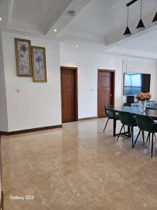 una sala da pranzo con un tavolo e sedie in una stanza di lovely 2 bed, 2.5 bath condo a Dar es Salaam