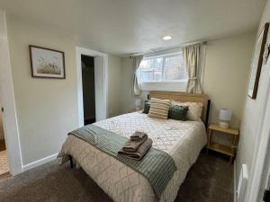 ein Schlafzimmer mit einem Bett und einem Handtuch darauf in der Unterkunft Wyoming Freedom in Casper