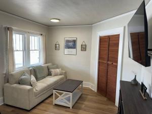 ein Wohnzimmer mit Sofa und Tisch in der Unterkunft Wyoming Freedom in Casper