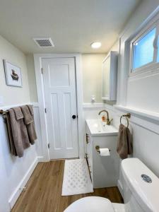 ein weißes Badezimmer mit Toilette und Waschbecken in der Unterkunft Wyoming Freedom in Casper