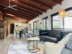 Χώρος καθιστικού στο Charming Home in Sunnybank close to plaza with Pool