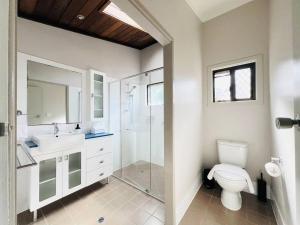 Ένα μπάνιο στο Charming Home in Sunnybank close to plaza with Pool +11 φωτογραφίες
