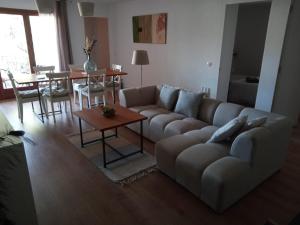 un soggiorno con un divano e un tavolo di Com a casa a Falset