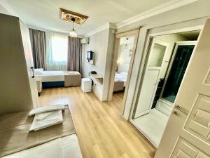 Postel nebo postele na pokoji v ubytování Crowned Exclusive Hotel