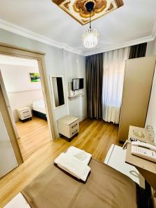 Postel nebo postele na pokoji v ubytování Crowned Exclusive Hotel