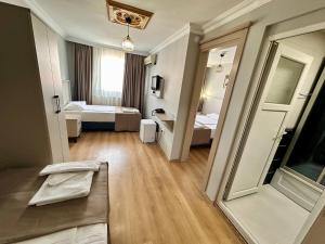 Postel nebo postele na pokoji v ubytování Crowned Exclusive Hotel