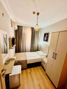 Postel nebo postele na pokoji v ubytování Crowned Exclusive Hotel