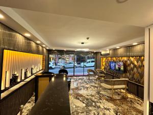 TV a/nebo společenská místnost v ubytování Crowned Exclusive Hotel