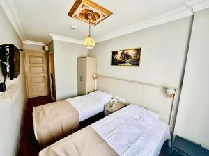 Postel nebo postele na pokoji v ubytování Crowned Exclusive Hotel