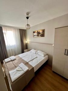 Postel nebo postele na pokoji v ubytování Crowned Exclusive Hotel