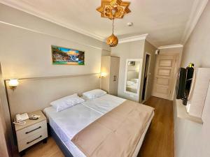 Postel nebo postele na pokoji v ubytování Crowned Exclusive Hotel
