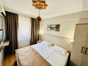 Postel nebo postele na pokoji v ubytování Crowned Exclusive Hotel