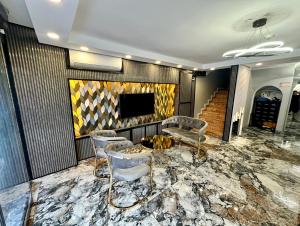 TV a/nebo společenská místnost v ubytování Crowned Exclusive Hotel