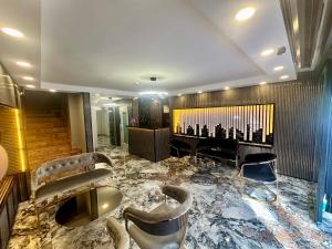 TV a/nebo společenská místnost v ubytování Crowned Exclusive Hotel