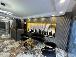 TV a/nebo společenská místnost v ubytování Crowned Exclusive Hotel