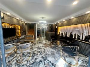 Posezení v ubytování Crowned Exclusive Hotel