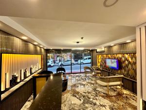 TV a/nebo společenská místnost v ubytování Crowned Exclusive Hotel