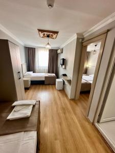 Postel nebo postele na pokoji v ubytování Crowned Exclusive Hotel