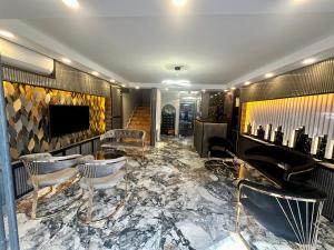 TV a/nebo společenská místnost v ubytování Crowned Exclusive Hotel