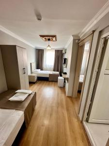 Postel nebo postele na pokoji v ubytování Crowned Exclusive Hotel